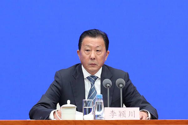 　　　　希腊神话中的普罗米修斯，不及万神之王宙斯的尽对权势巨子，不及冥王哈迪斯的阴晦滑头，不及聪明女神雅典娜的冰雪伶俐，但他必然是最亲近的，按照希腊神话，他惜牺牲了本身带给人类文明的火种。